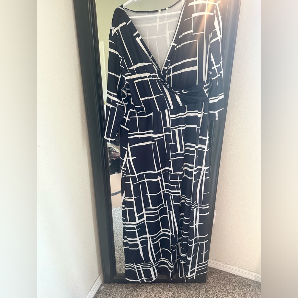 Like New Women’s Maxi Dress Size XXL Black and White with Removable belt